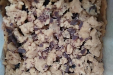 Песочный пирог с черной смородиной и малиновым джемом «махеевъ» «кусочки лета»: шаг 6