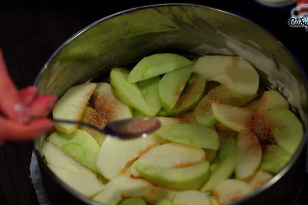Классическая шарлотка с яблоками и изюмом в духовке: шаг 5