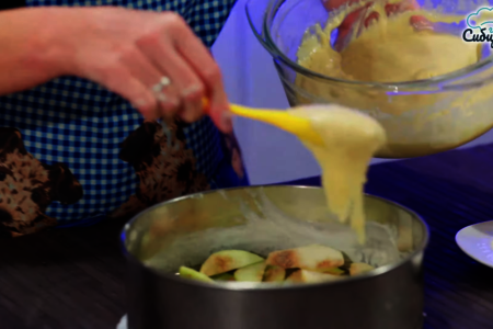 Классическая шарлотка с яблоками и изюмом в духовке: шаг 6