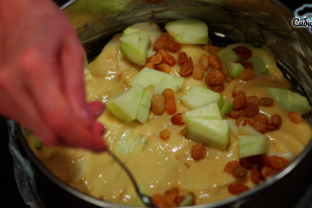Классическая шарлотка с яблоками и изюмом в духовке: шаг 7