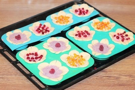 Цветочные пироги с творогом и джемом «махеевъ» «кусочки лета»: шаг 12