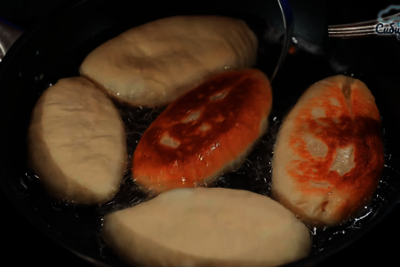 Пирожки с начинкой из картофеля в духовке и на сковороде: шаг 8