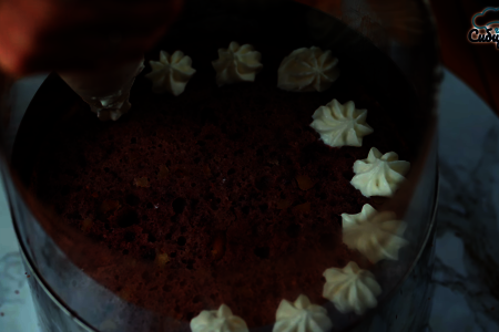 Бисквитный торт с черной смородиной и творожным кремом: шаг 7