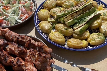 Мятый картофель, кабачки гриль и овощной салат: шаг 4