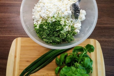 Сырники закусочные с фетой и зеленью: шаг 1