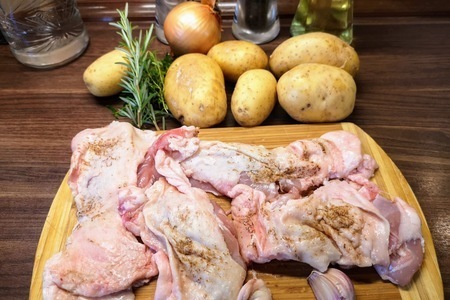 Куриные окорочка, запеченные с картошкой: шаг 1