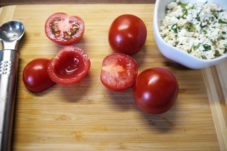 Антипасти из помидоров черри с брынзой и творогом: шаг 1