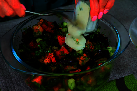 Закусочный овощной салат с баклажанами и зеленью: фото шаг 7