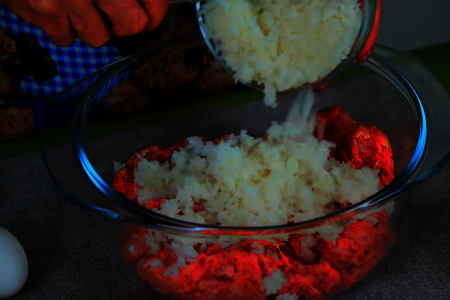 Мясные тефтели с рисом под томатным соусом в духовке: шаг 1