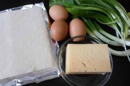 Пирог из слоёного теста с зеленым луком и сыром #накормишкольника: шаг 1