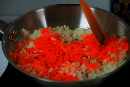 Тушеная капуста с морковью и томатной пастой с луком: шаг 1
