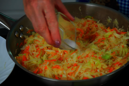 Тушеная капуста с морковью и томатной пастой с луком: шаг 3