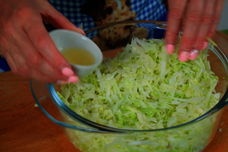 Быстрый салат из свежей капусты с сыром и ветчиной: шаг 1