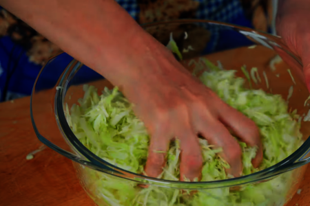 Быстрый салат из свежей капусты с сыром и ветчиной: шаг 2