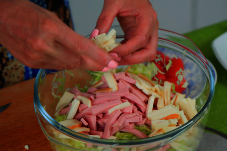 Быстрый салат из свежей капусты с сыром и ветчиной: шаг 3