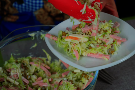 Быстрый салат из свежей капусты с сыром и ветчиной: шаг 6