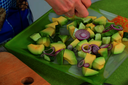 Салат из тунца с авокадо и кукурузой на праздничный стол: шаг 3