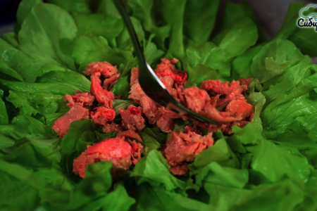Салат с тунцом и свежими овощами в листьях салата: шаг 2