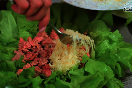 Салат с тунцом и свежими овощами в листьях салата: шаг 4