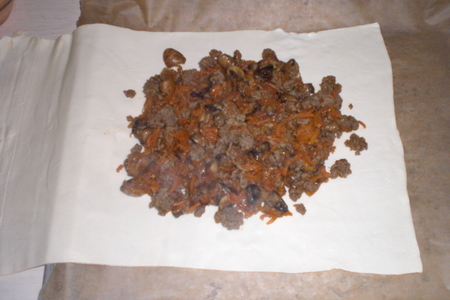 Пирожок из слоёного теста с мясом и грибами: шаг 3