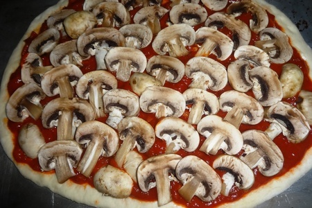 Пицца с грибами и оливками: шаг 8