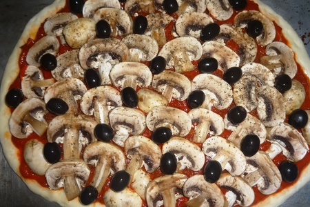 Пицца с грибами и оливками: шаг 9