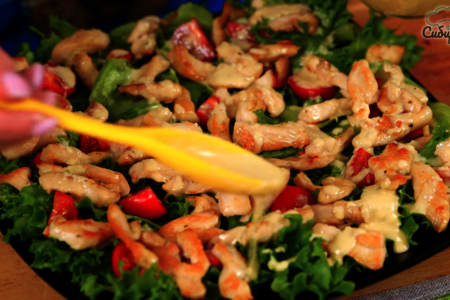 Салат «цезарь» с курицей и сухариками под соусом на праздничный стол: шаг 7