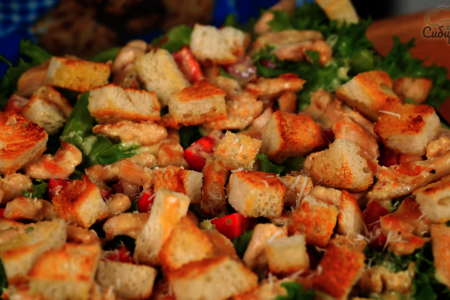 Салат «цезарь» с курицей и сухариками под соусом на праздничный стол: шаг 8