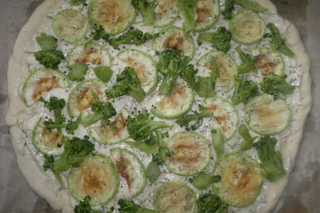 Белая пицца с овощами и плавленым сыром: шаг 13