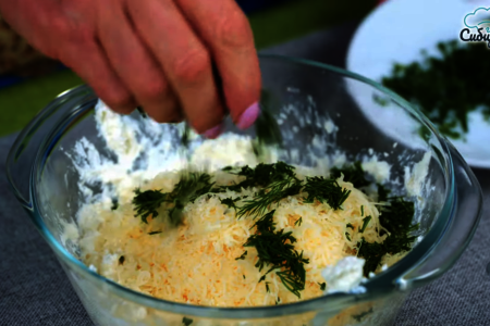 Закуска из творога с сыром и красной рыбой в огуречных слайсах: шаг 2