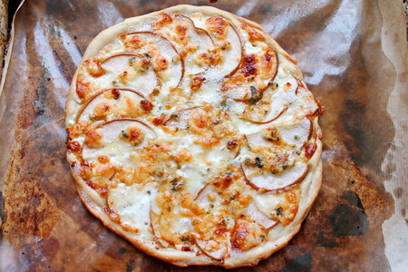 Пицца с грушей и сыром с плесенью: шаг 7