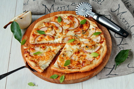 Пицца с грушей и сыром с плесенью: шаг 8