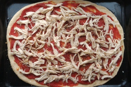 Пицца с курицей и маринованными грибами: шаг 12