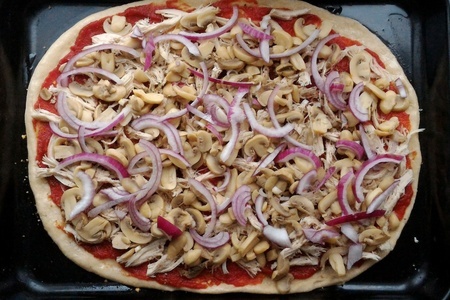 Пицца с курицей и маринованными грибами: шаг 14