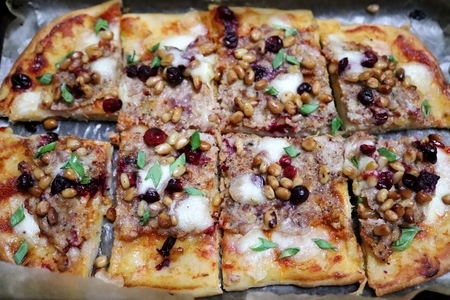 Острая пицца с фаршем из индейки, клюквой и кедровыми орешками: шаг 8