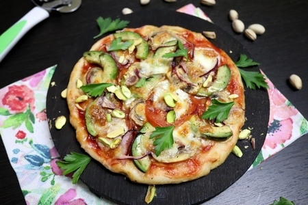 Пицца с авокадо, шампиньонами и помидорами: шаг 6
