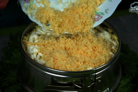 Слоеный салат «невеста» с копченой курицей и картошкой: шаг 6
