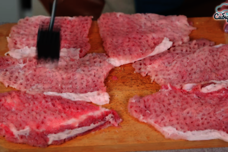 Шницель из свиной корейки в панировке на сковороде: шаг 2