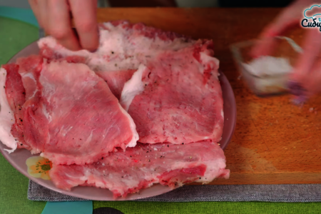 Шницель из свиной корейки в панировке на сковороде: шаг 3