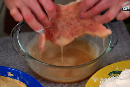 Шницель из свиной корейки в панировке на сковороде: шаг 5