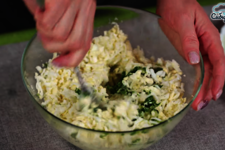 Пирожки из дрожжевого теста с зеленым луком и яйцом: шаг 6