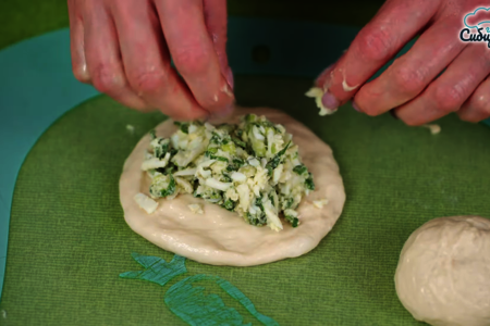 Пирожки из дрожжевого теста с зеленым луком и яйцом: шаг 7