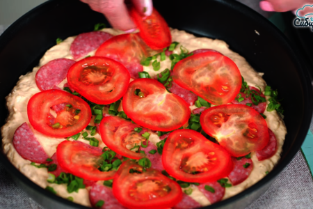 Домашняя пицца с сервелатом и томатами с сыром на сковороде: шаг 6