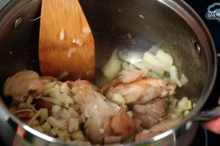 Куриный суп с овощами и свежей молодой крапивой: шаг 1