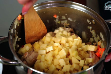 Куриный суп с овощами и свежей молодой крапивой: шаг 3