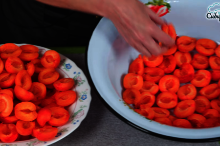 Варенье из абрикосов с обжаренными ядрышками косточек: шаг 1