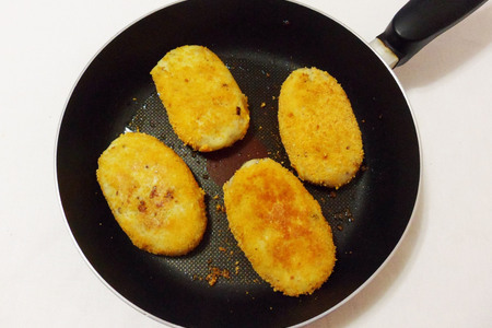 Рыбные котлеты из сельди со свекольным соусом #блюдосизюминкой: шаг 7
