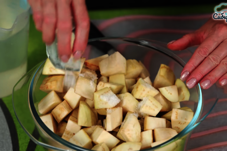 Закуска из обжаренных во фритюре баклажанов с соусом: шаг 1