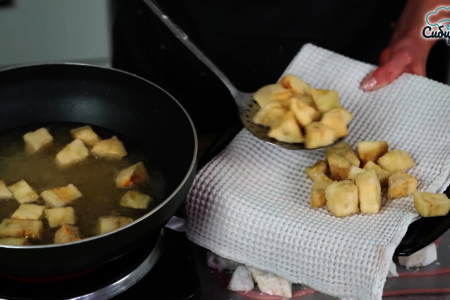 Закуска из обжаренных во фритюре баклажанов с соусом: шаг 5