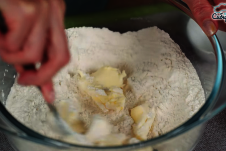 Быстрый песочный пирог со сливами в сметанной заливке: шаг 1